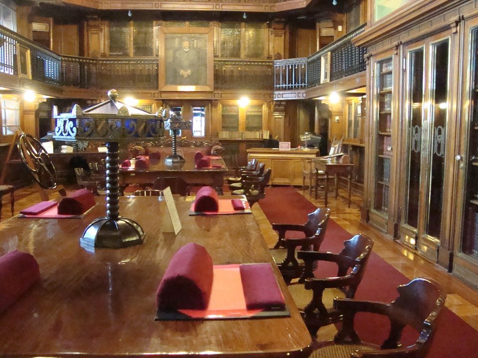 Volver al cajón de los papeles para escribir historias sobre la muerte&nbsp;repentina